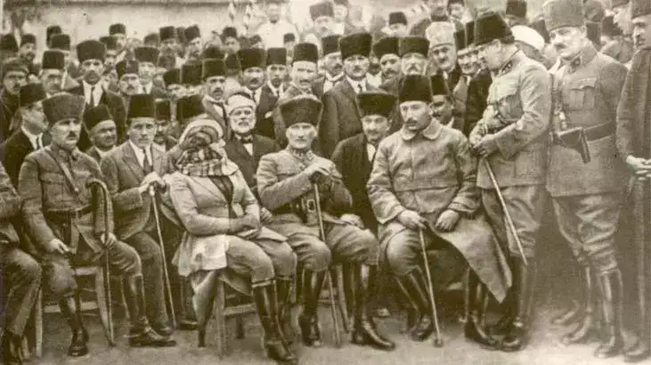 Mustafa Kemal Atatürk: Türkiye'nin Yeniden Doğuşunun Mimarı